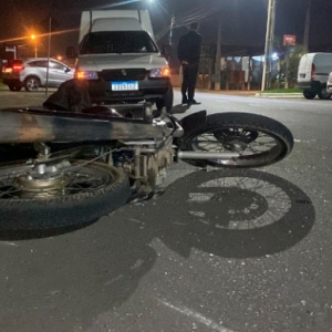 Idosa tenta sair de estacionamento e acerta entregador de lanches