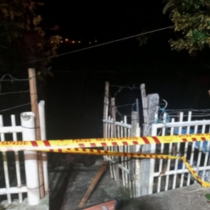 Casa fica destruída após incêndio em São João Batista