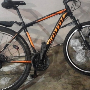 Autor de furto leva bicicleta e deixa apenas a roda da frente por onde o veículo estava cadeado