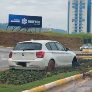 Carro abandonado em cima de canteiro chama atenção de moradores