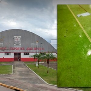 Ginásio tem piso alagado e atletas secam antes de jogo; vereador lamenta situação
