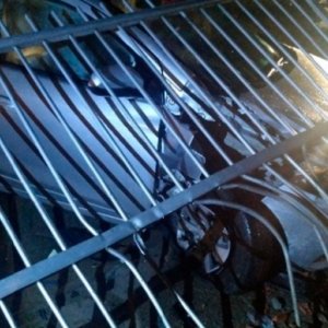 Veículo roubado é recuperado após suspeitos colidirem contra residência