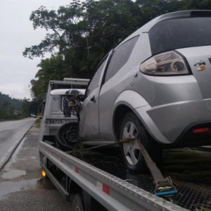 Ultrapassagem perigosa causa acidente entre carro e caminhão
