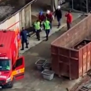 Trabalhador cai de laje e precisa ser resgatado em construção