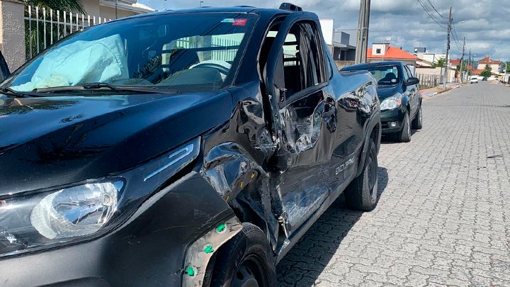 Colisão entre carro e caminhonete é registrada na área Central de Criciúma