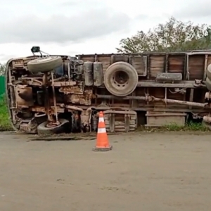 Caminhão carregado de tijolos tomba ao manobrar em avenida