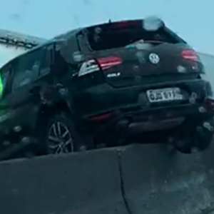 EM TIJUCAS - Carro colide e sobe em mureta na BR-101