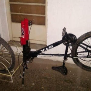 Bicicleta sem roda é deixada no local onde outra bicicleta é furtada