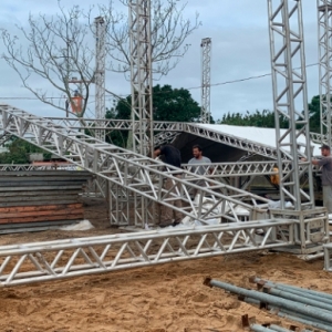 Palco para show da dupla Rick&Renner começa a ser montado em Tijucas