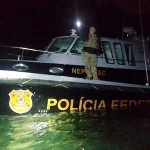 Lancha da Polícia Federal se choca contra pedras e agentes são resgatados