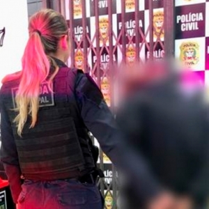 Mulher acaba de cometer furto, é detida e mandado de prisão por homicídio é descoberto