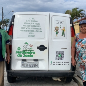 Casal de idosos celebra veículo novo e agradece: “17 mil vezes obrigado”