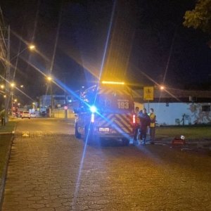 Motociclista cai após ter a frente cortada por veículo; condutor fugiu do local