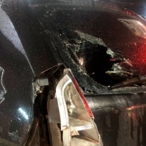 OUTRO ACIDENTE: Mulher colide de biz e acerta parabrisa de carro