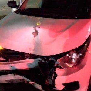 Mulher tenta matar marido atropelado, porém, acaba acertando poste