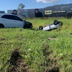 Colisão envolvendo três veículos, com saída de pista e capotamento é registrada na BR-101