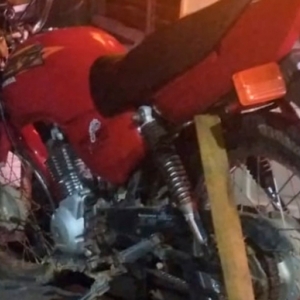 Condutor de moto cai em rodovia e sofre grave lesão no braço 