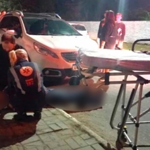 Homem é alvejado com três disparos de arma de fogo em frente a uma festa