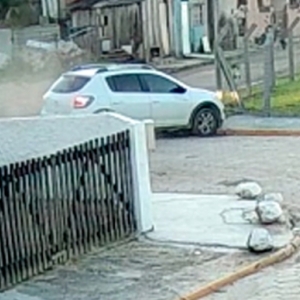 VÍDEO - Motorista se perde ao fazer ‘cavalo de pau’ em esquina