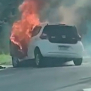 Incêndio deixa carro destruído e mobiliza equipes dos bombeiros 