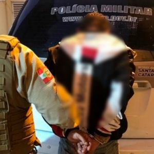 Casal arromba pousada e leva diversos televisores e outros objetos