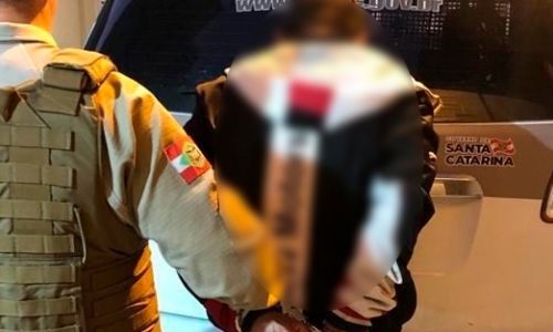 Casal arromba pousada e leva diversos televisores e outros objetos