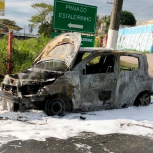 ATUALIZAÇÃO - Carro pega fogo em viaduto e fica completamente destruído