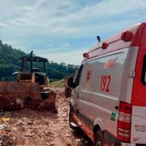 Homem fica com a cabeça prensada em caminhão do lixo