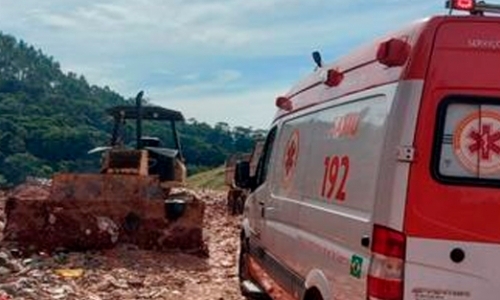 Homem fica com a cabeça prensada em caminhão do lixo
