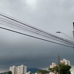 Passagem de temporal em Tijucas assusta e deixa céu escuro