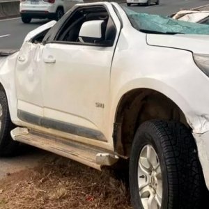 Caminhonete capota em rodovia e motorista é levado para hospital