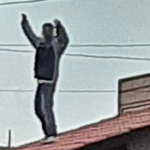 TIJUCAS - Homem tem surto, anda por telhados e arremessa telhas na rua