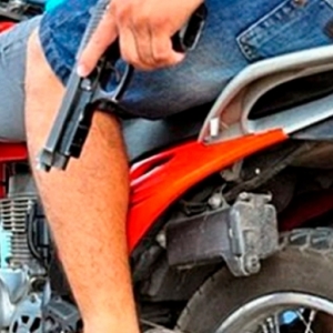 Tentativa de assassinato; dois homens em uma moto atiram contra a vítima na rua