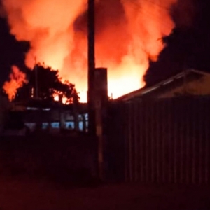 EM TIJUCAS: incêndio de grandes proporções deixa casa destruída