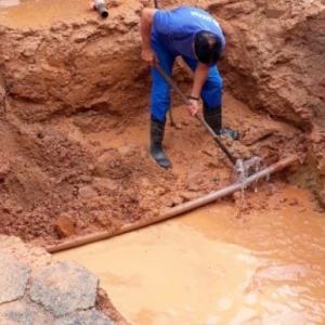 Vazamento na rede deixa parte de cidade sem abastecimento de água