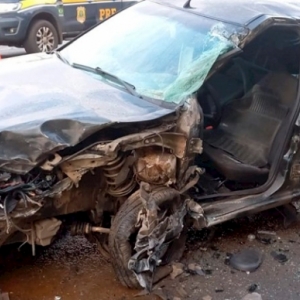 Carro com placas de Tijucas se envolve em grave colisão contra carreta