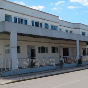 Jovem ferida em acidente reclama de demora para atendimento em Hospital