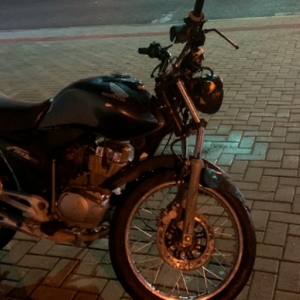 Motociclista fica ferida ao colidir contra carro em cruzamento