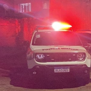 Conveniência é alvo de abordagem; drogas, itens furtados são encontrados