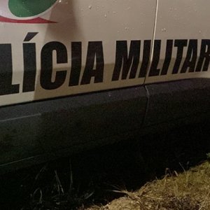Autores de furto abandonam veículo carregado em pátio de residência