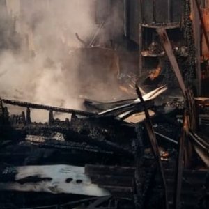Incêndio deixa residência completamente destruída no início da manhã deste sábado, 25