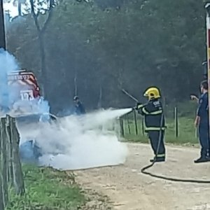 Carro pega fogo após batida em Tijucas; veículo foi furtado poucos minutos antes