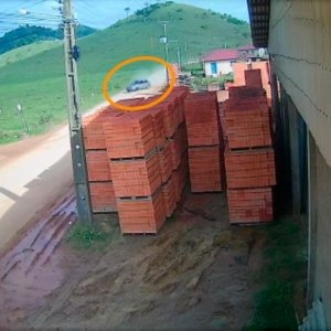 Câmera de segurança captura momento em que criminosos colidem veículo furtado