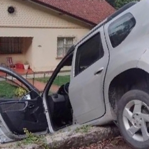 Antes de destruir veículo furtado em incêndio, autor furta outro carro e usa em assalto