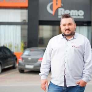 Do carro para casa; corretor conhecido na região ajuda pessoas a realizar sonhos