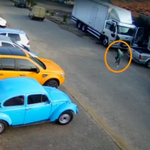 Homem deixa carteira cair, carro para, carona pega objeto e utiliza cartão para compras