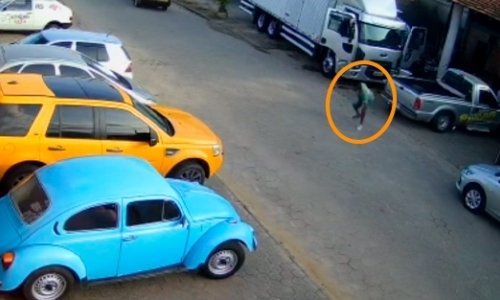 Homem deixa carteira cair, carro para, carona pega objeto e utiliza cartão para compras