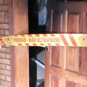 Incêndio em residencial mobiliza equipes dos bombeiros na madrugada