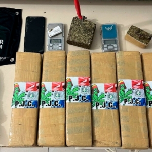 Drogas personalizadas são apreendidas e responsável por depósito é preso