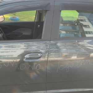 Homem tem lataria do seu carro danificada pela ex-companheira